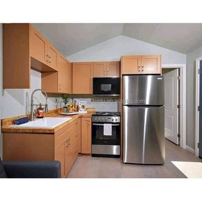 Casa de telhado triangular pré-fabricado de aço com painel de sanduíche com tubos quadrados de aço galvanizado Estrutura principal