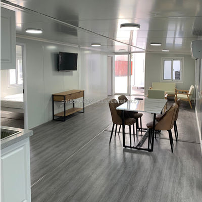 Casa de contêineres pré-fabricada 40Ft 20Ft À prova de furacão expansível 2 quartos Vila portátil Painel de sanduíche de casa Design moderno