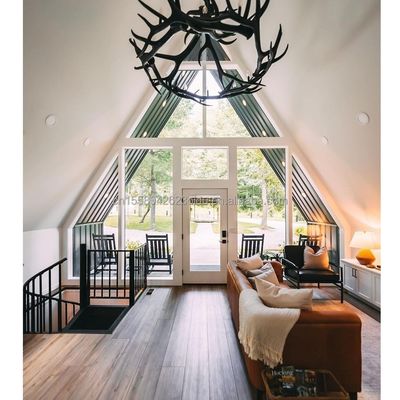 Casa de Madeira Triangular com Estrutura de Aço