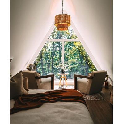 Casa de Madeira Triangular com Estrutura de Aço