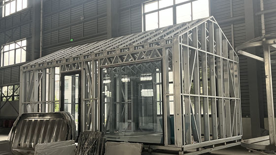 Vila pré-fabricada de dois andares instalada rapidamente com design de estrutura A e recipiente triangular feito de tubos quadrados de aço galvanizado