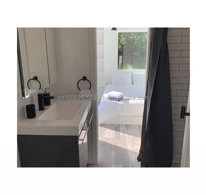 Casa de contêineres de transporte de 40 pés de design moderno da UE para shopping com janelas de liga de alumínio e painel de sanduíche