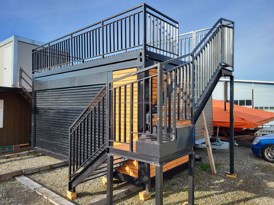 Casa de contêineres pré-fabricada de dois andares para o shopping Boba estilo 50/75/100mm Wave Sandwich Panel Parede e terraço de design moderno
