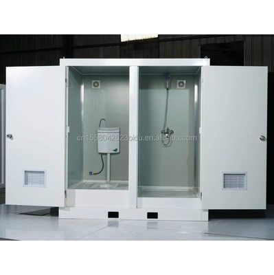 Container de embalagem plana para banheiro exterior portátil Estilo de contêiner de transporte modificado feito de aço e painel de sanduíche