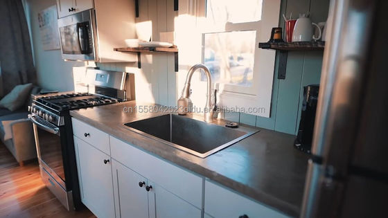 Transformação de um contêiner de transporte de 40 pés para uma casa familiar conveniente quarto sala de estar cozinha e banheiro incluídos