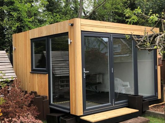 Casa de contêiner de transporte de luxo pré-fabricada com estrutura de aço e janelas