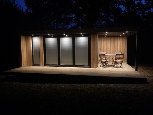 Casa de contêiner de transporte de luxo pré-fabricada com estrutura de aço e janelas